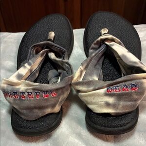 EUC Grateful Dead Gray/White Tie-Dye Washable Fabric Sandals
